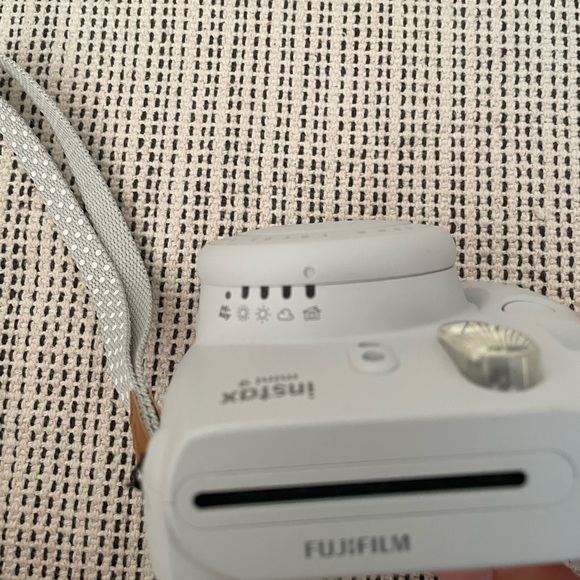 Fujifilm instax instant Camera - Picture 2 of 7